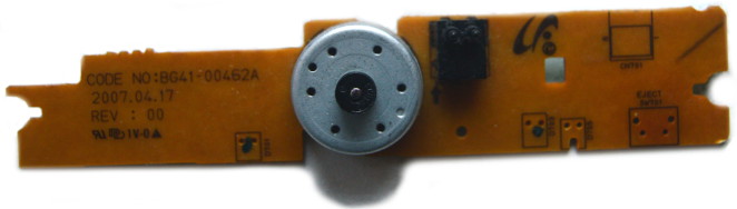 Płytka z silnikiem prądu stałego napędzającego mechanizm wysuwania tacki nagrywarki DVD oraz podwójny przełącznik krańcowy