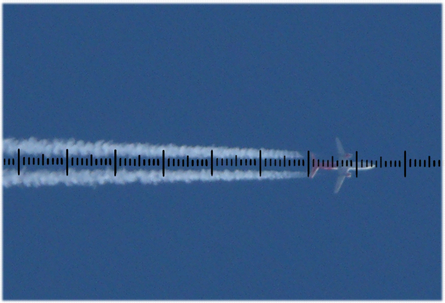 Zdjęcie samolotu pasażerskiego z naniesioną podziałką milimetrową.